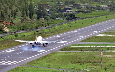 LE BHOUTAN (HIMALAYA) : L'aéroport de Paros, l'un des plus dangereux et redoutés du monde